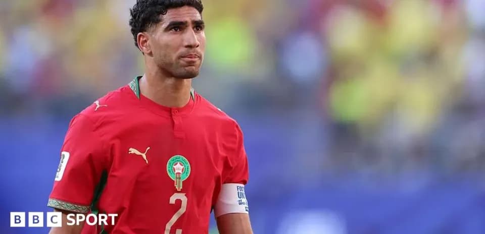 Joueur marocain en maillot rouge sur le terrain