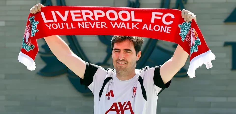 Homme tenant une écharpe de Liverpool FC