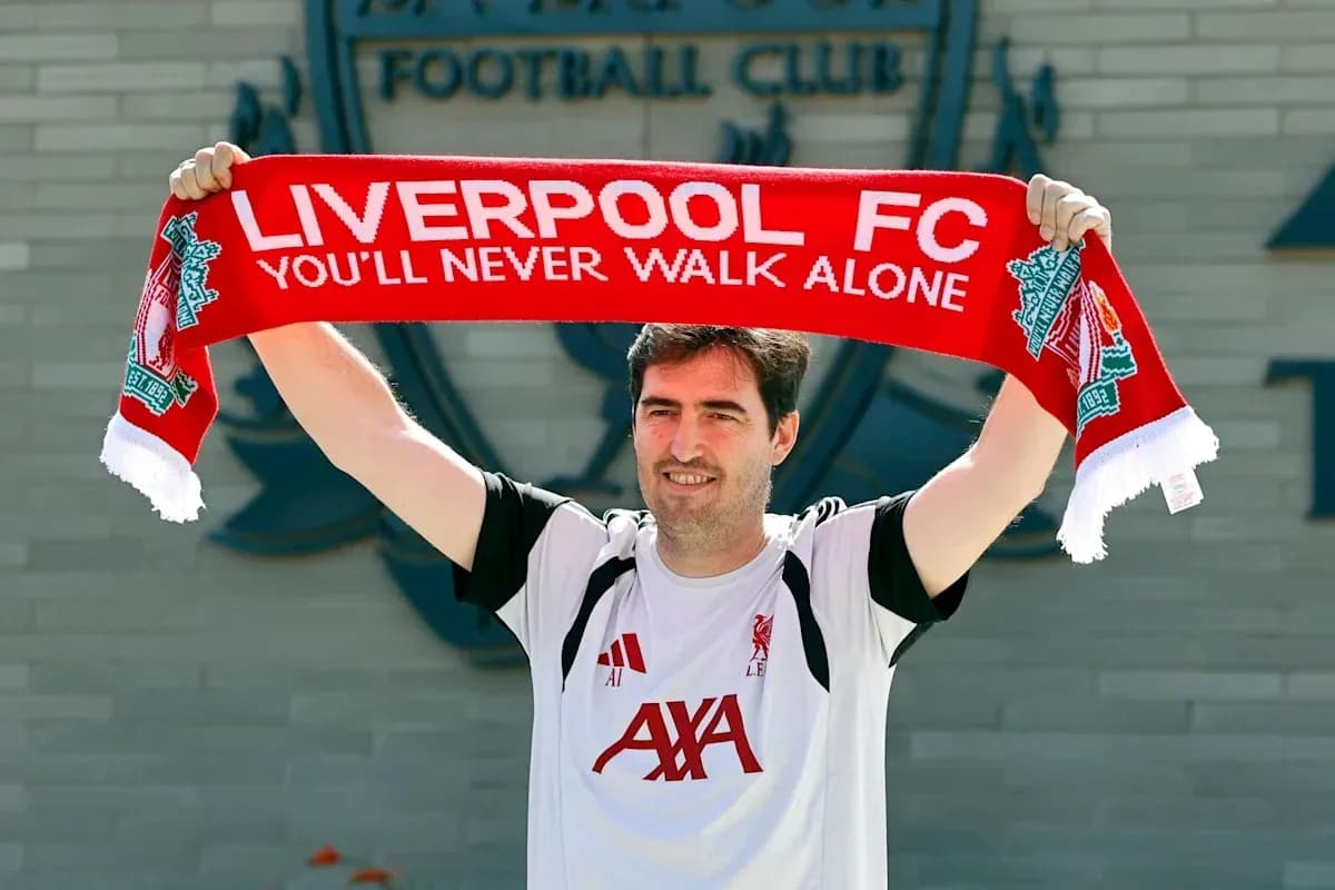 Homme tenant une écharpe de Liverpool FC