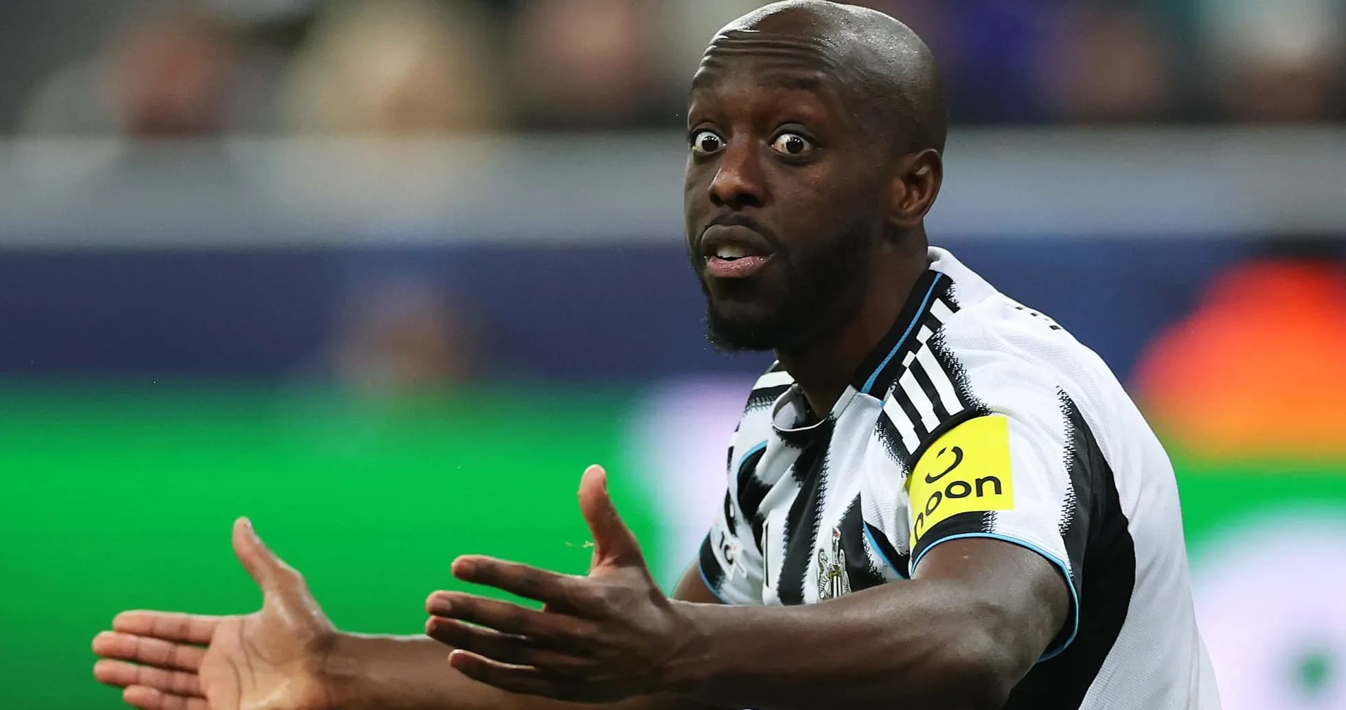 Joueur en tenue de Newcastle gesticulant pendant un match