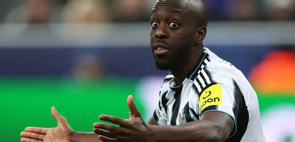 Joueur en tenue de Newcastle gesticulant pendant un match