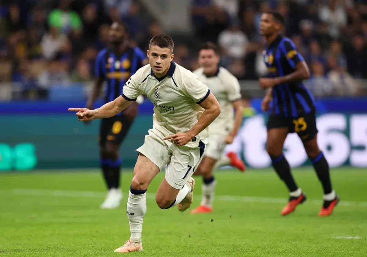 Joueur d'Inter célébrant un but contre Bruges