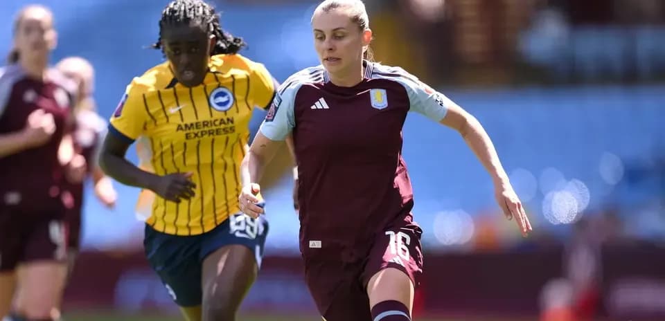 Joueuse d'Aston Villa en action pendant le match