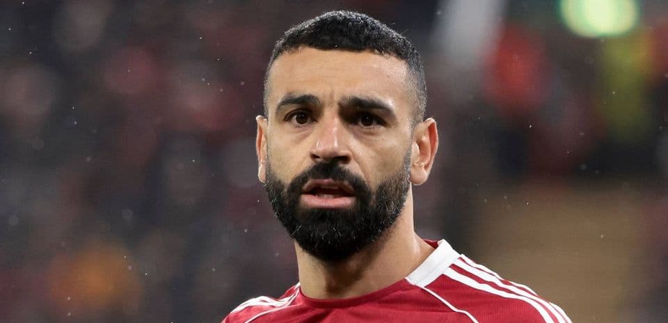Joueur en maillot rouge sur le terrain