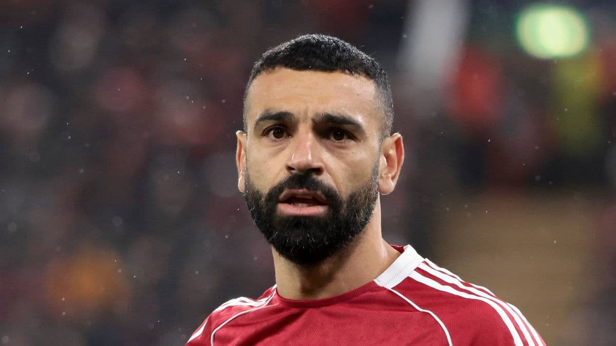 Joueur en maillot rouge sur le terrain