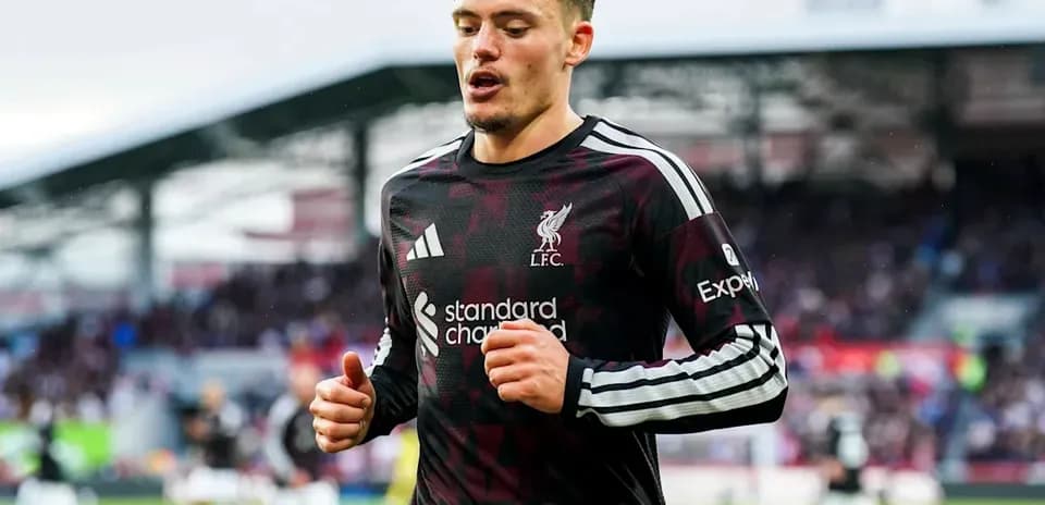 Joueur de Liverpool courant sur le terrain