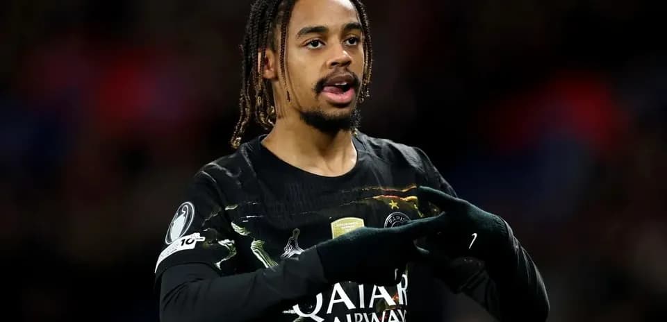 Joueur de football célébrant avec les mains levées