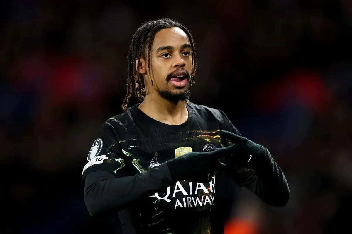 Joueur de football célébrant avec les mains levées
