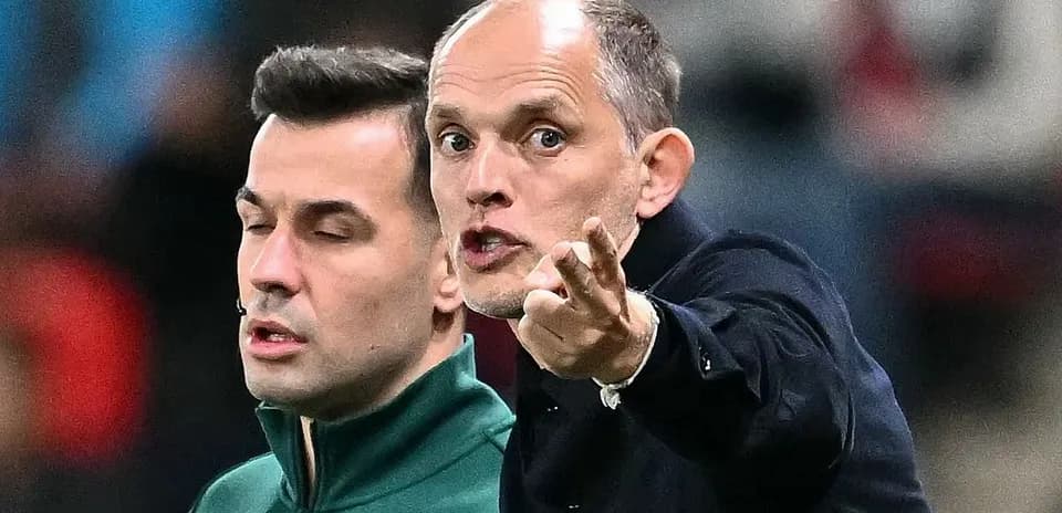 Entraîneur discutant avec un assistant sur le terrain