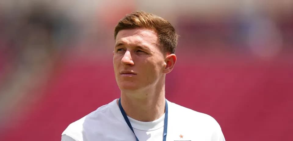Joueur en tenue d'Angleterre observant le terrain