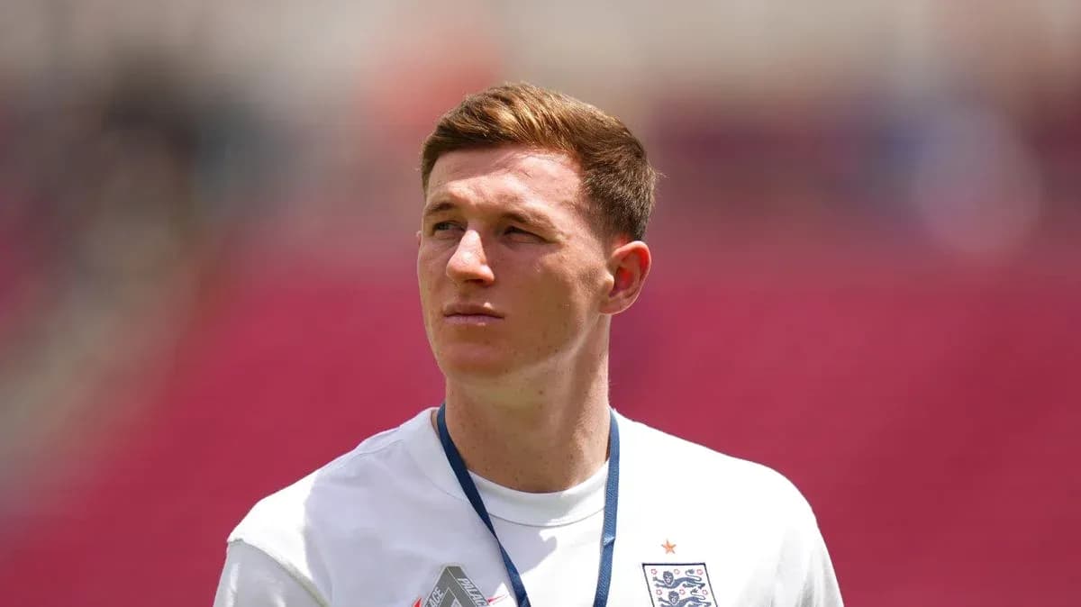 Joueur en tenue d'Angleterre observant le terrain