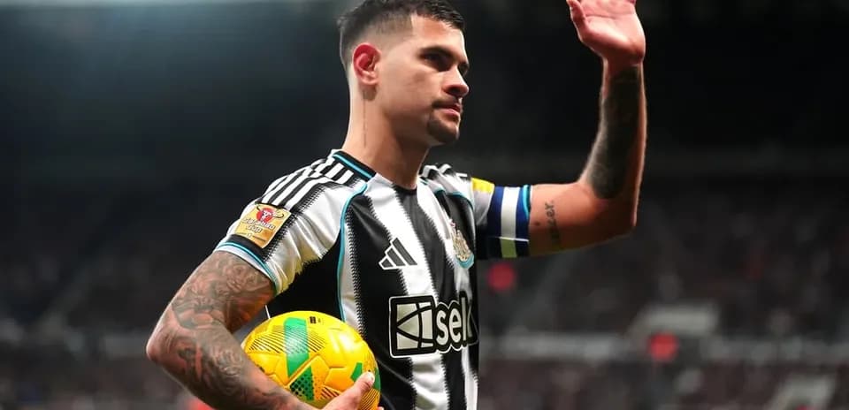 Joueur de Newcastle saluant avec le ballon en main