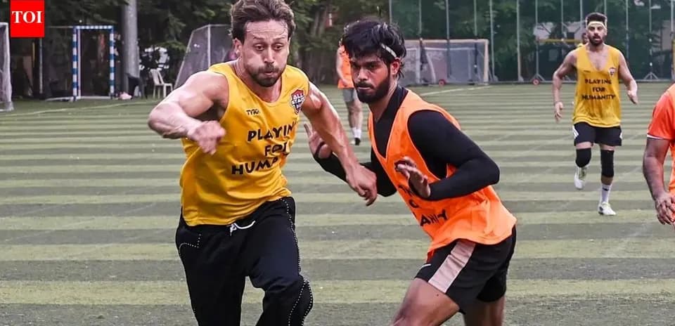 Deux joueurs courant sur le terrain d'entraînement