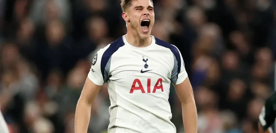 Joueur de Tottenham célébrant un but sur le terrain