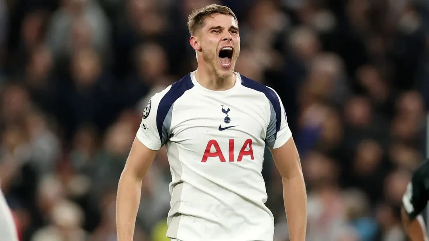 Joueur de Tottenham célébrant un but sur le terrain
