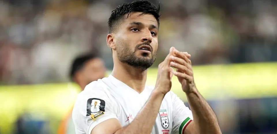 Joueur iranien applaudissant après le match