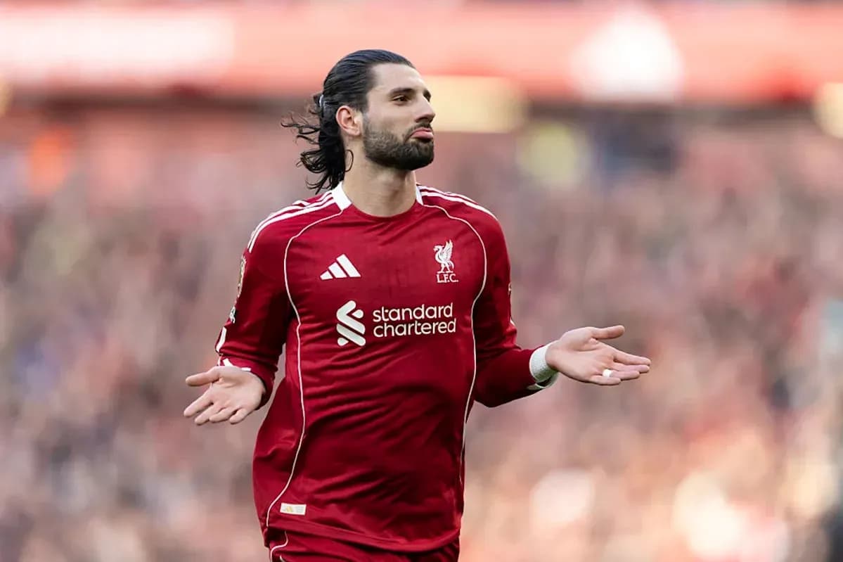 Joueur de Liverpool avec les bras écartés sur le terrain