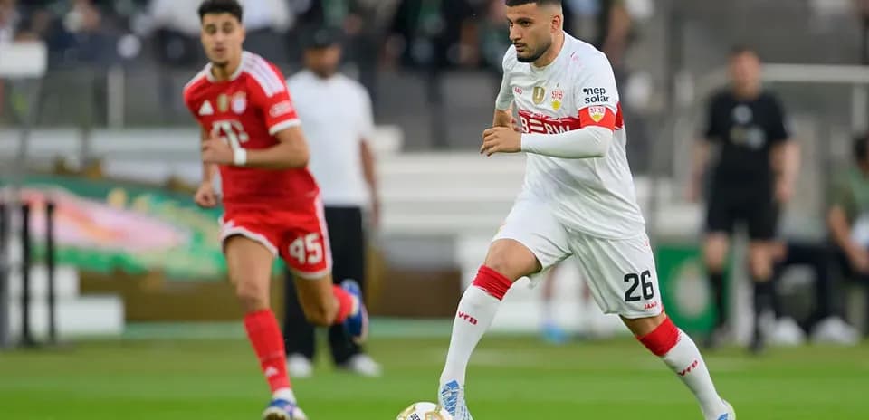 Joueur en action avec le ballon lors du match