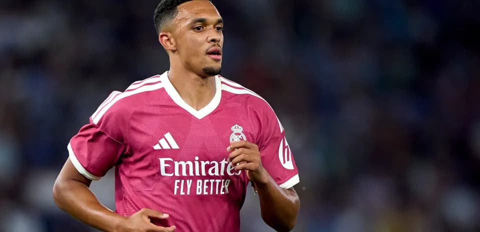 Joueur de football en maillot rose de Real Madrid