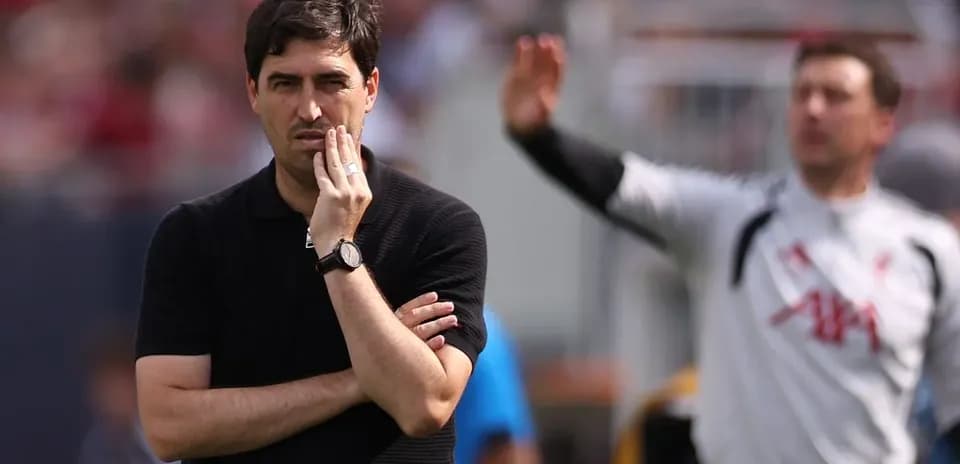 Entraîneur observant le match sur le terrain