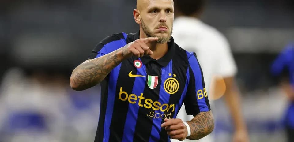 Joueur d'Inter Milan pointant pendant le match