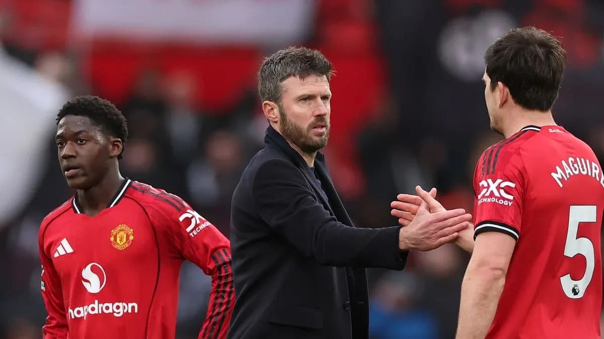 Michael Carrick greets Manchester United players after match