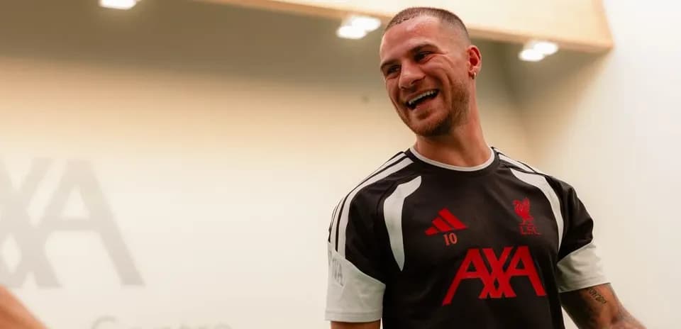 Joueur de Liverpool souriant lors d'une séance d'entraînement