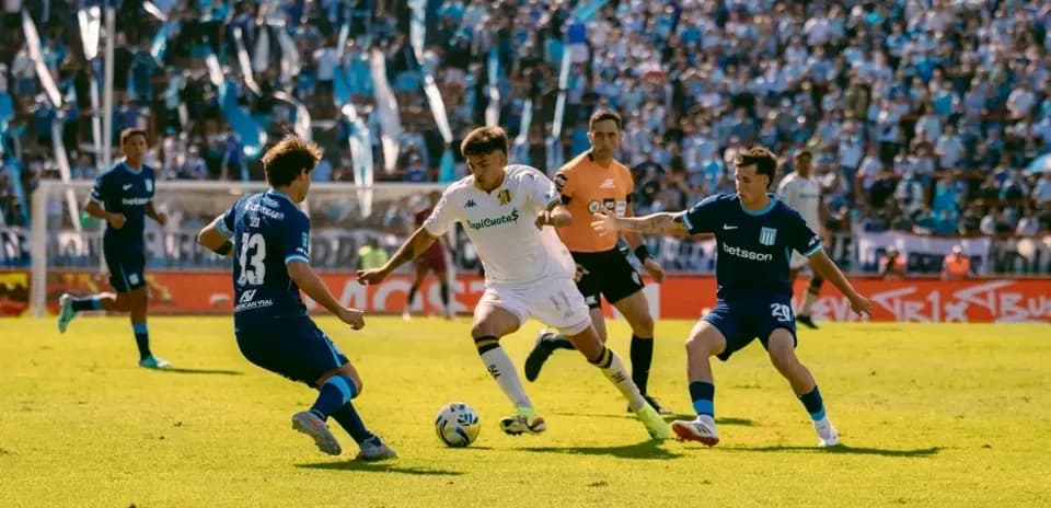 Joueurs de Racing Club et Aldosivi en action