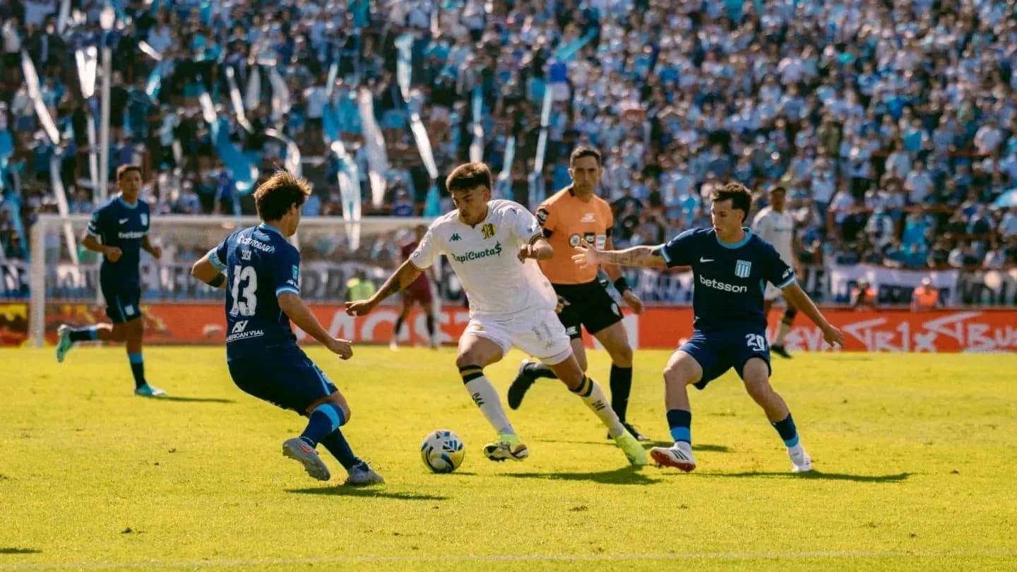 Joueurs de Racing Club et Aldosivi en action
