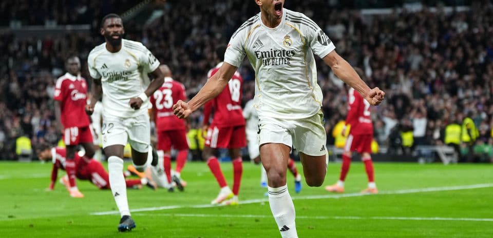 Joueur de Real Madrid célèbre un but marqué