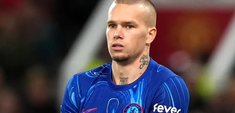 Joueur de Chelsea en uniforme sur le terrain