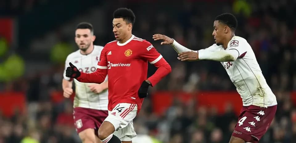 Joueur de Manchester United dribblant un adversaire