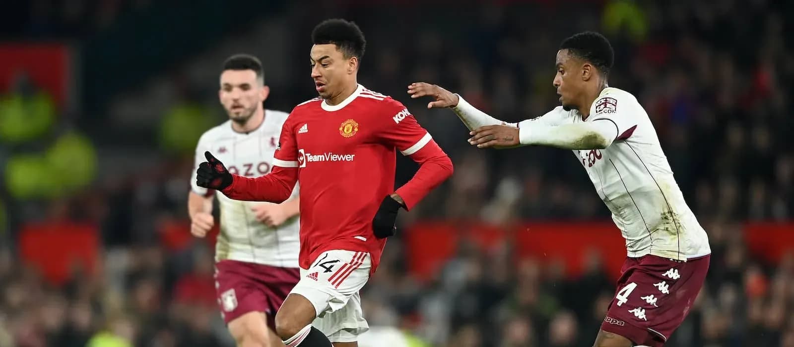 Joueur de Manchester United dribblant un adversaire