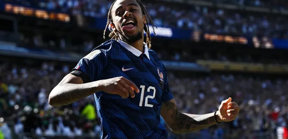 Joueur français célébrant un but dans le stade