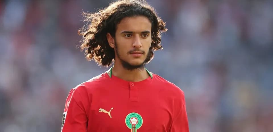 Joueur marocain en maillot rouge sur le terrain