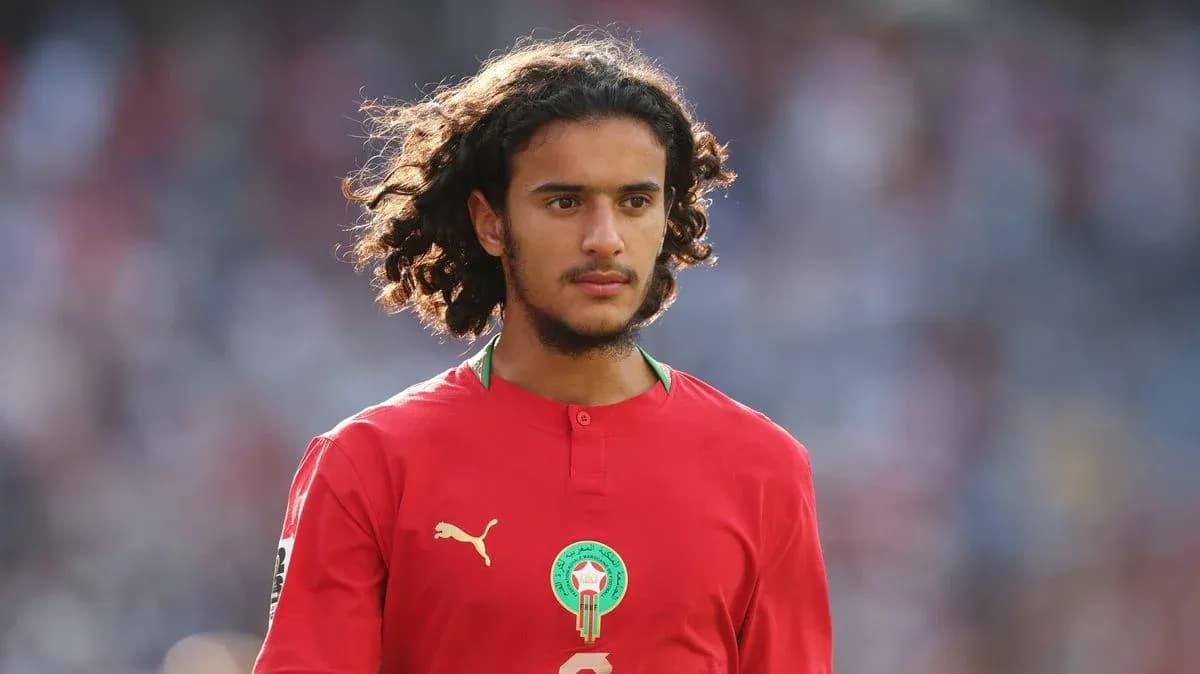 Joueur marocain en maillot rouge sur le terrain