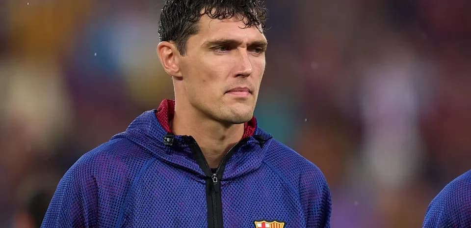 Joueur de Barcelone en tenue d'échauffement sur le terrain