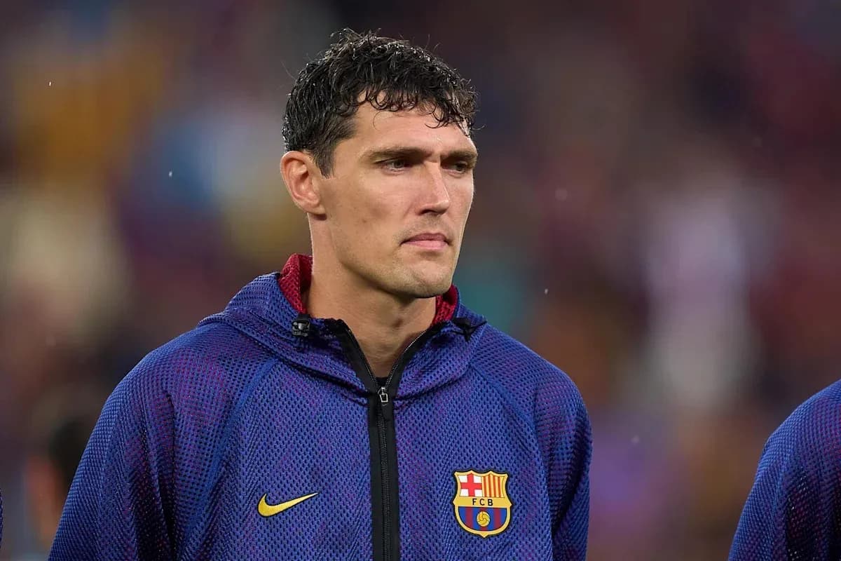 Joueur de Barcelone en tenue d'échauffement sur le terrain