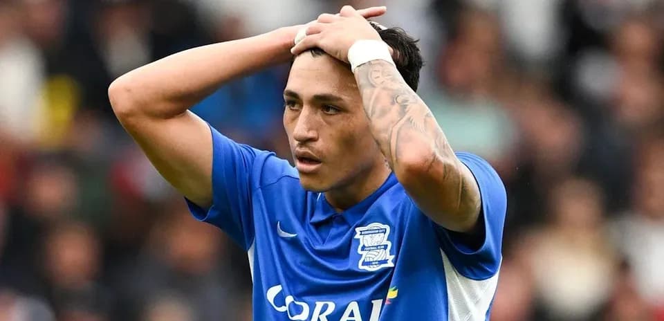 Joueur de Birmingham City se tenant la tête en match