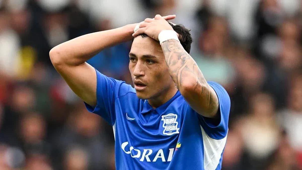 Joueur de Birmingham City se tenant la tête en match
