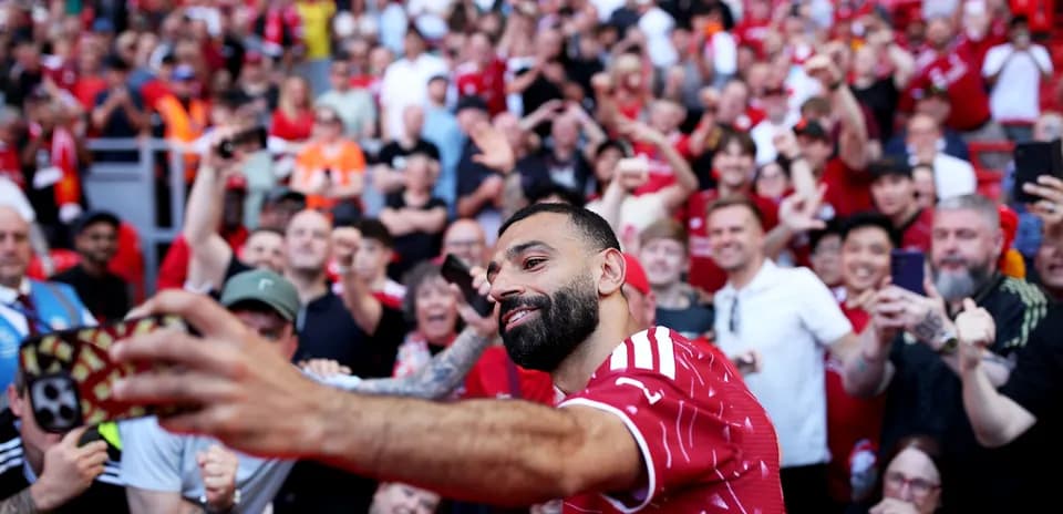 Joueur prenant un selfie avec des fans en arrière-plan