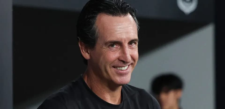 Entraîneur souriant sur le banc de touche