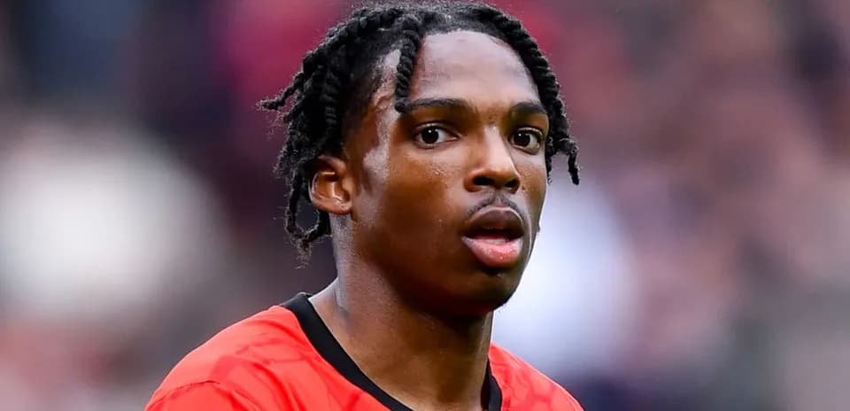 Joueur en maillot rouge sur le terrain