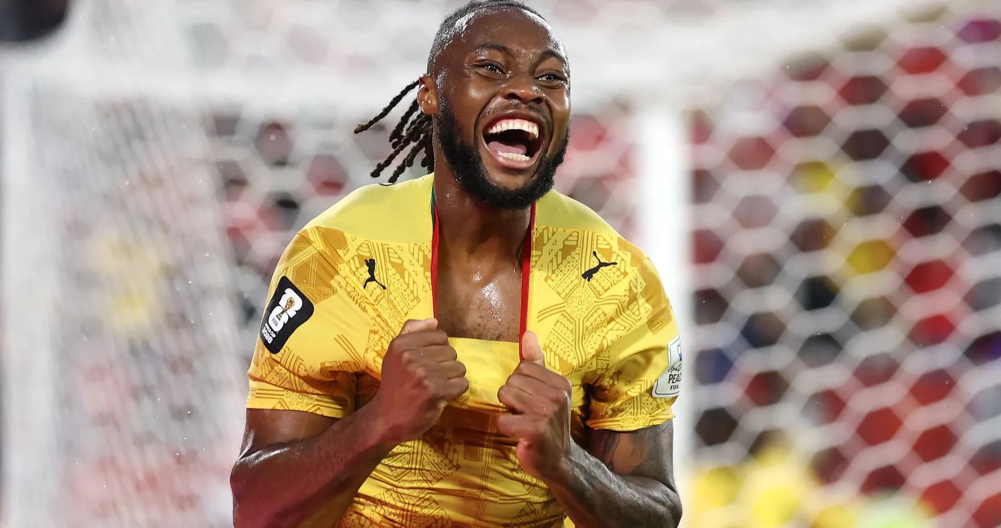 Joueur célébrant un but avec un sourire large