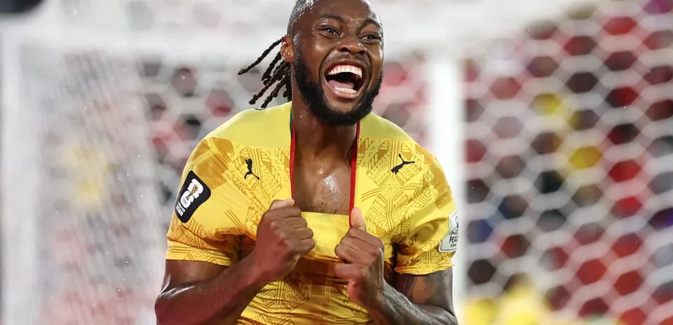 Joueur célébrant un but avec un sourire large