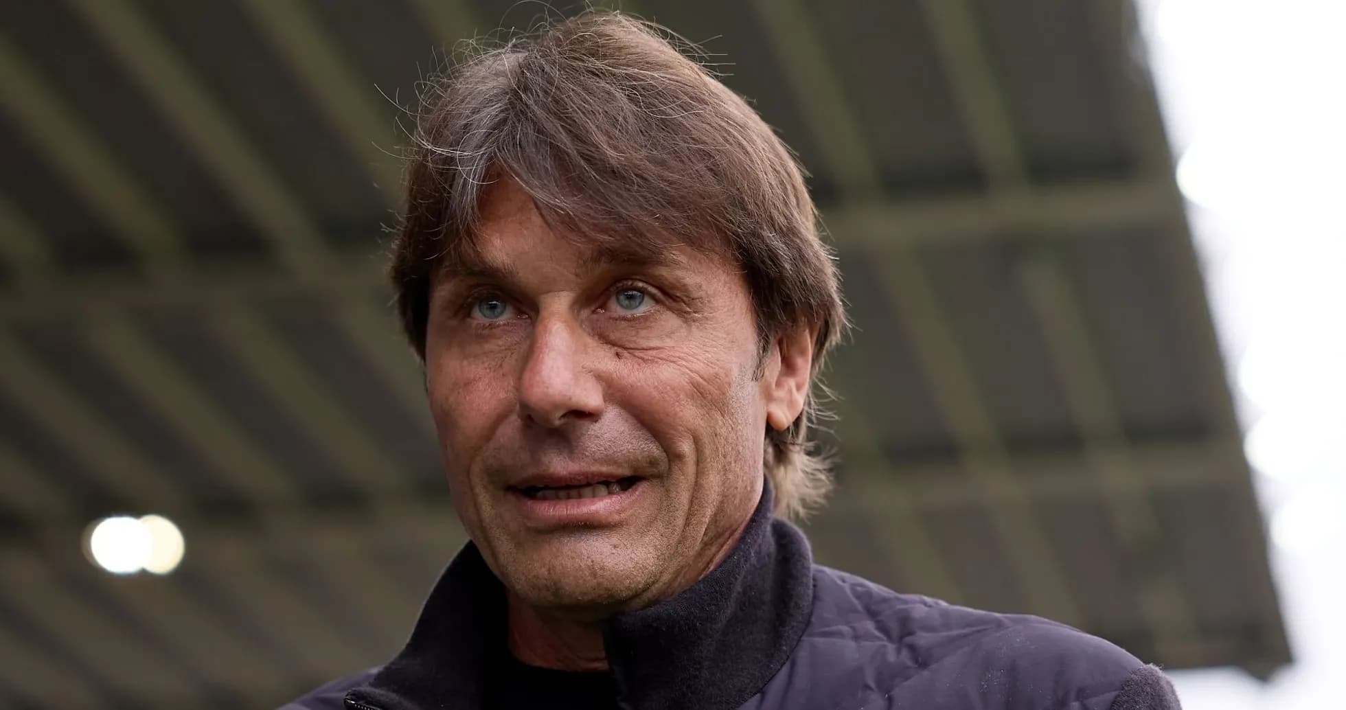 Entraîneur s'exprimant avant le match