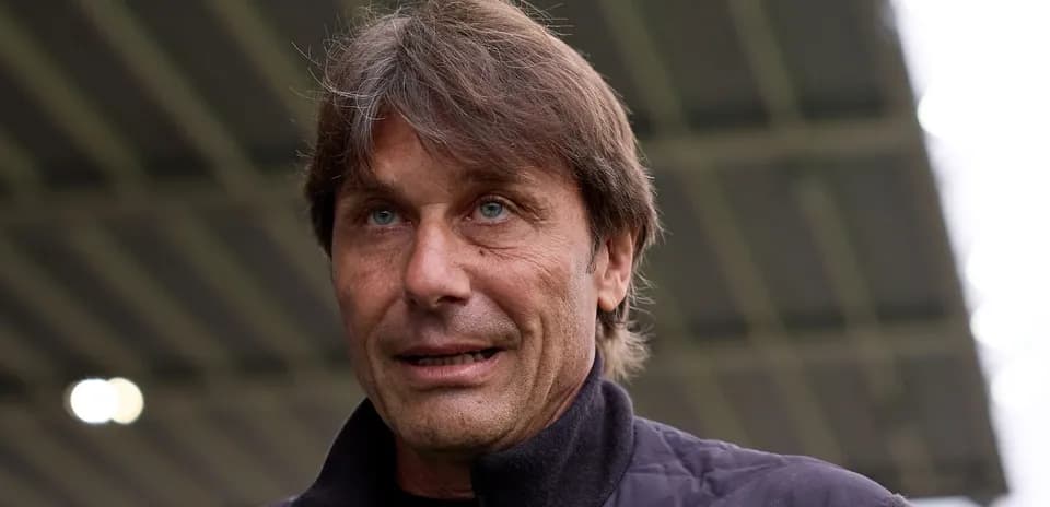 Entraîneur s'exprimant avant le match