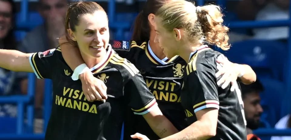 Joueuses célébrant un but sur le terrain
