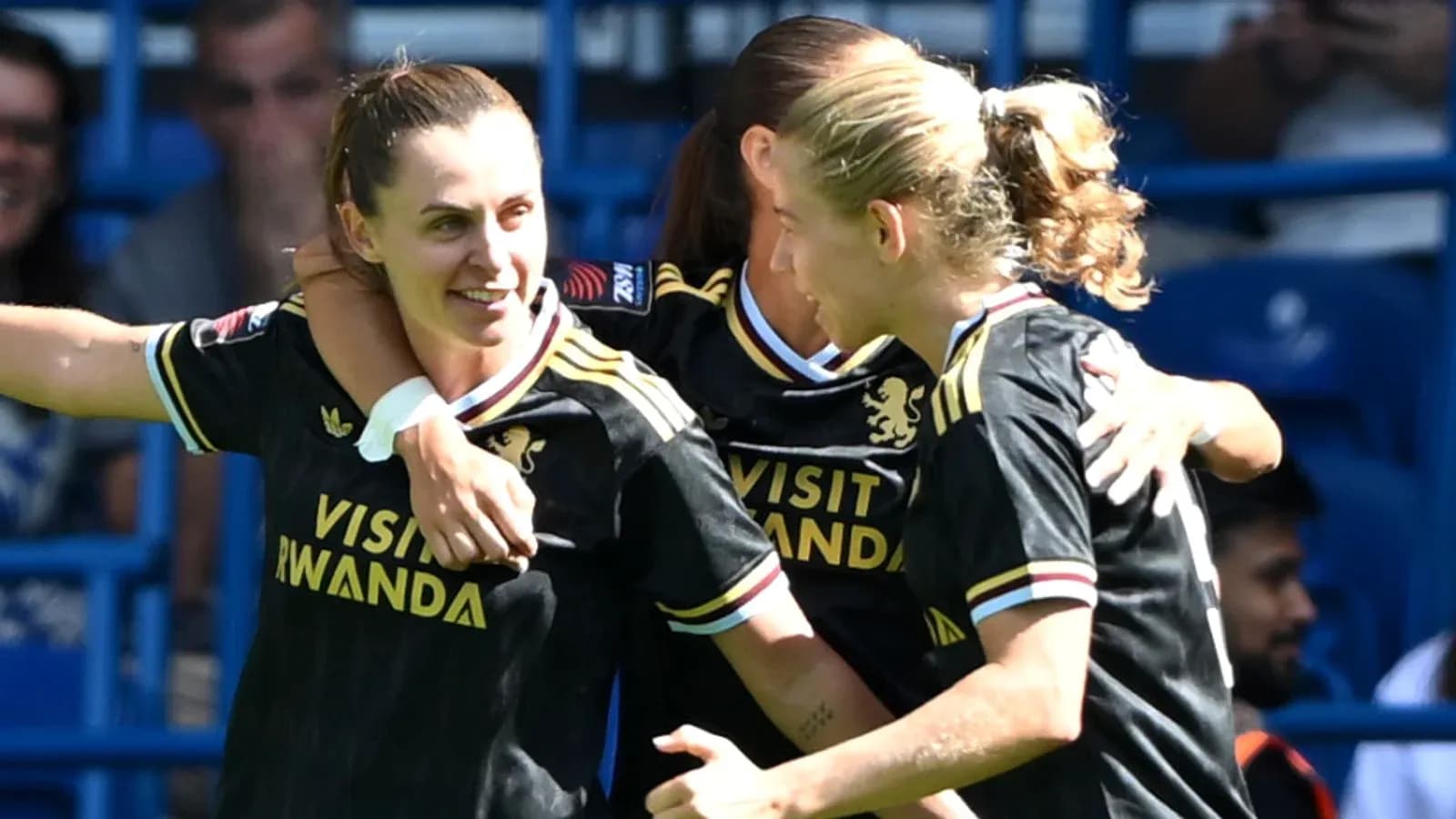 Joueuses célébrant un but sur le terrain