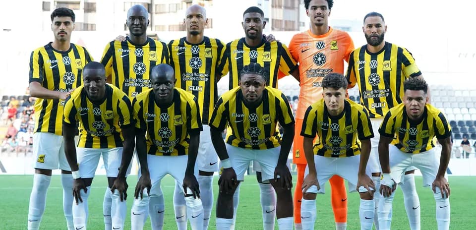 Équipe de football en tenue jaune et noire en pose